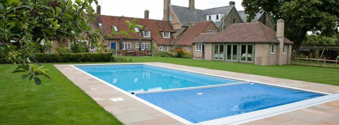 Block and liner swimming pool with corner steps